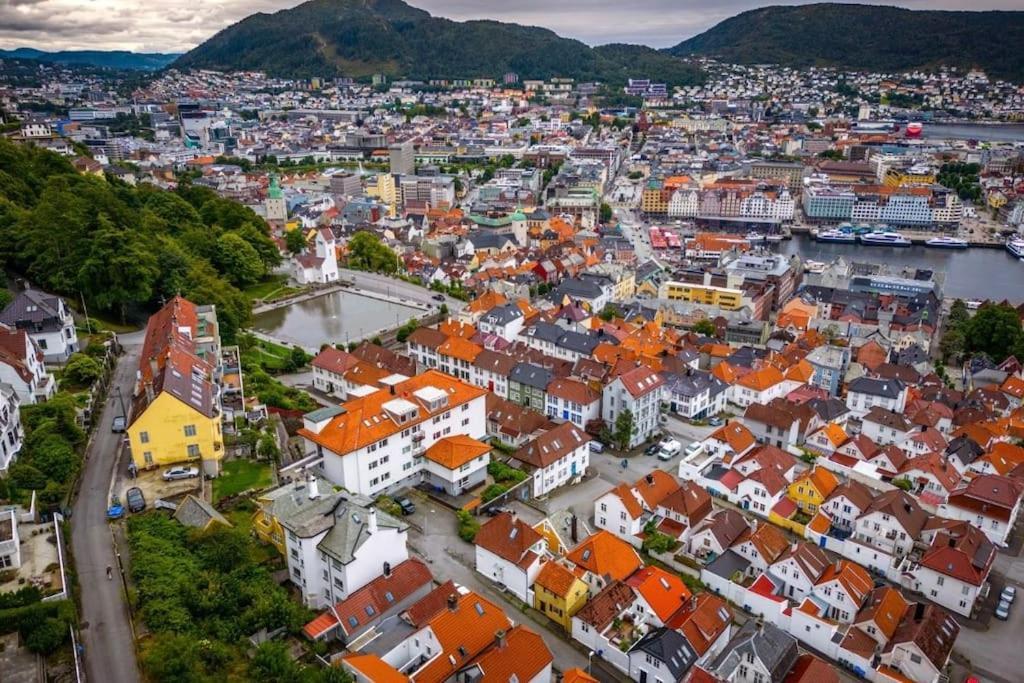 Leilighet I Bergens Vakreste Gate - Nydelig Utsikt Over Innseilingen Til Bergen! ภายนอก รูปภาพ