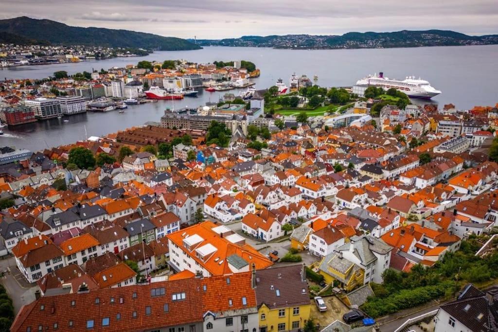 Leilighet I Bergens Vakreste Gate - Nydelig Utsikt Over Innseilingen Til Bergen! ภายนอก รูปภาพ