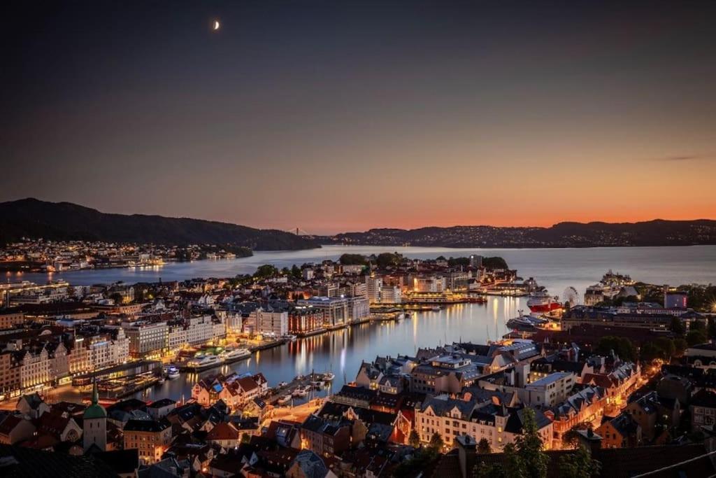 Leilighet I Bergens Vakreste Gate - Nydelig Utsikt Over Innseilingen Til Bergen! ภายนอก รูปภาพ